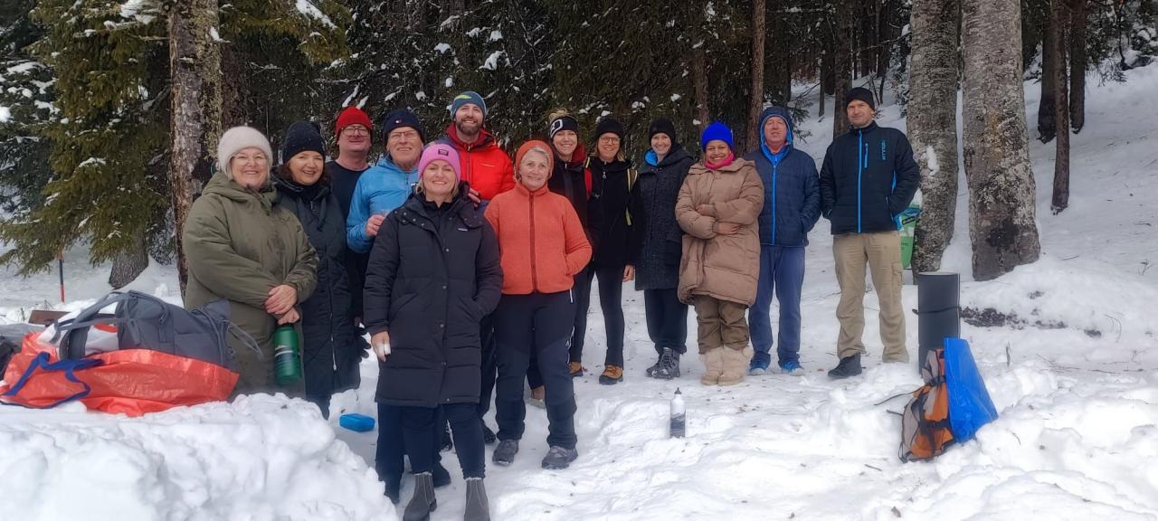 eine Fröhliche Gruppe im Schnee