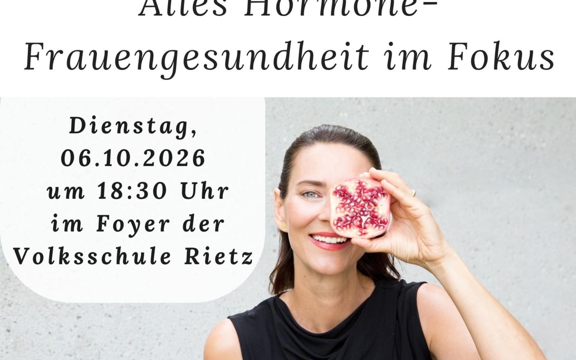 eine Frau mit einer Frucht